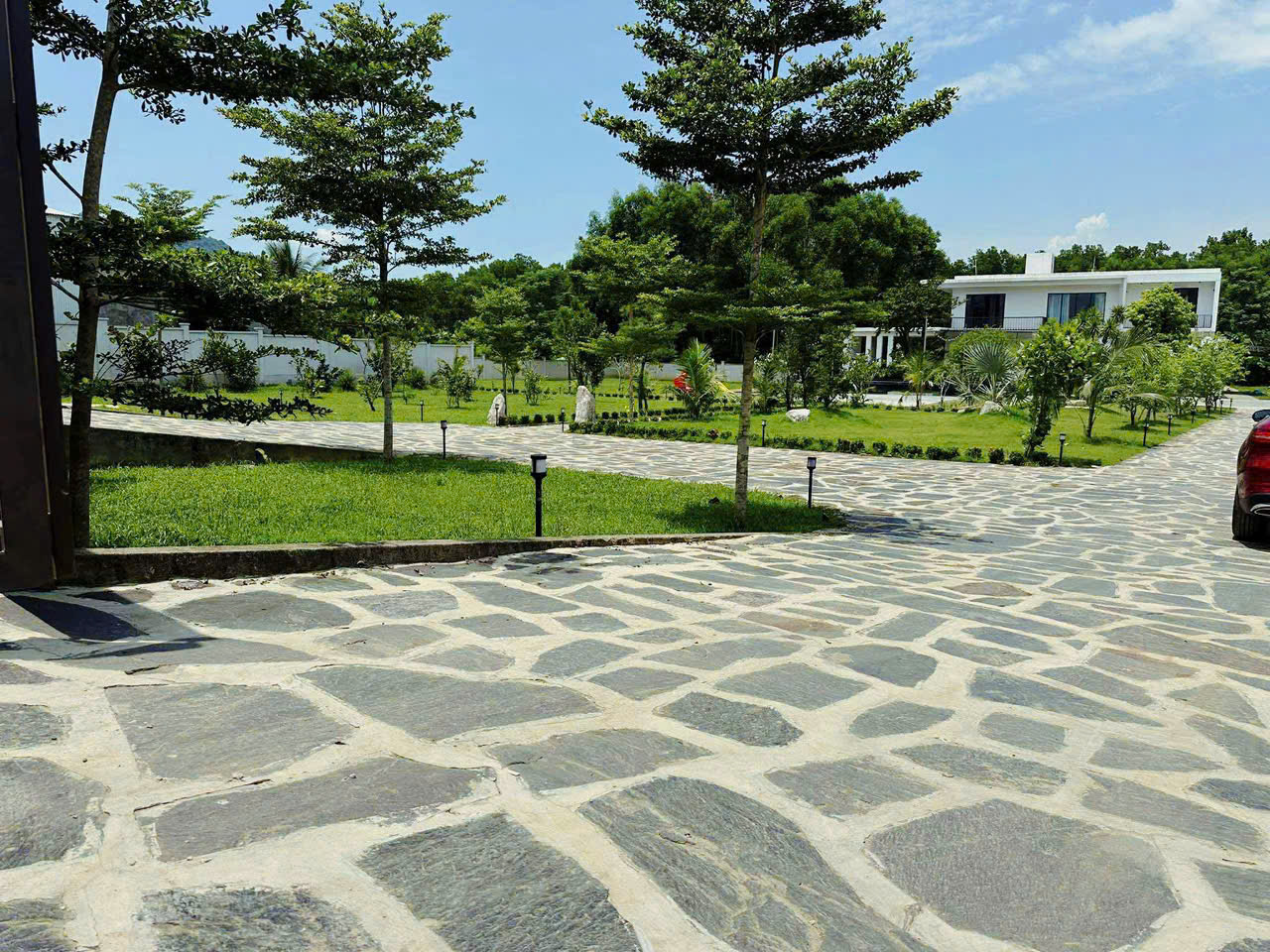 Mảng xanh trong khuôn viên villa