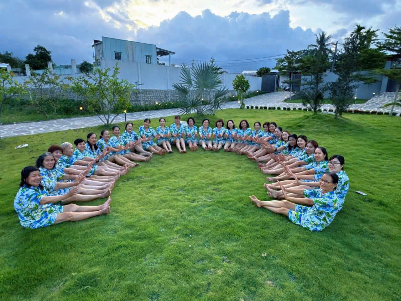 Nhóm bạn tại villa