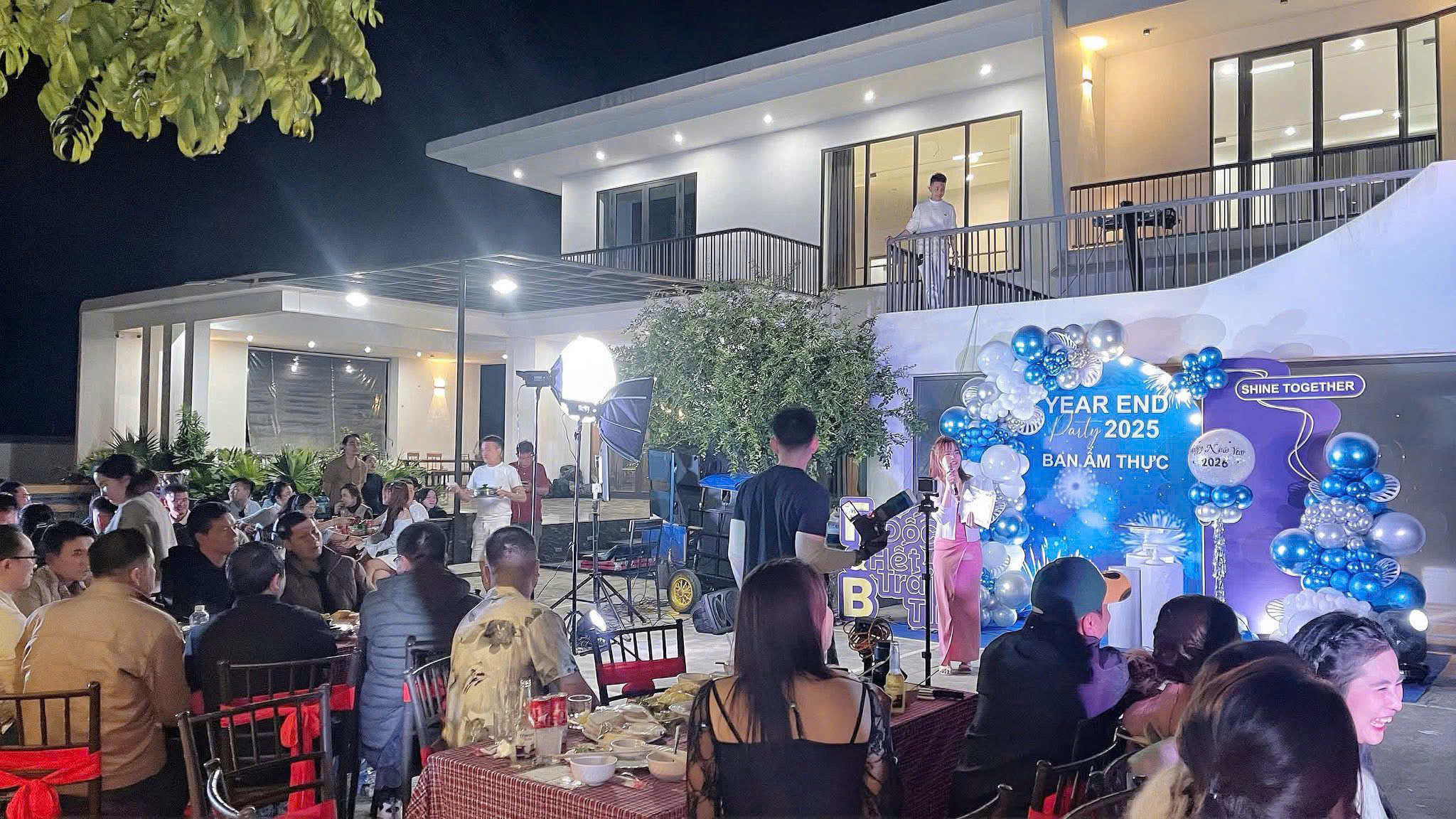 Khách trải nghiệm tại villa