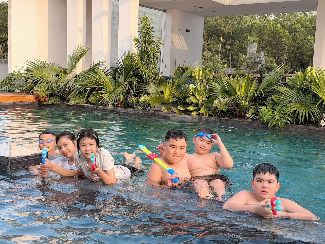 Khoảnh khắc gia đình tại villa