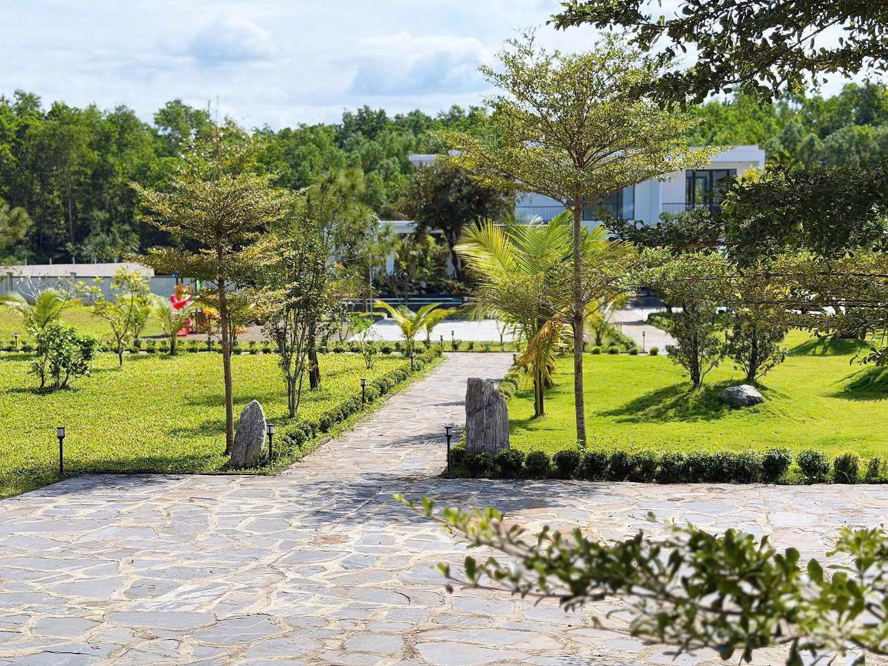 Sân vườn xanh tại villa